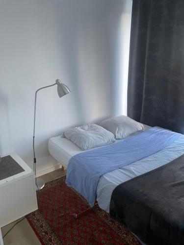 a bedroom with two beds and a desk and a lamp at Campe Good in Waterloo