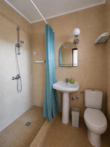 a bathroom with a toilet and a sink and a shower at Tortuga in Costinesti