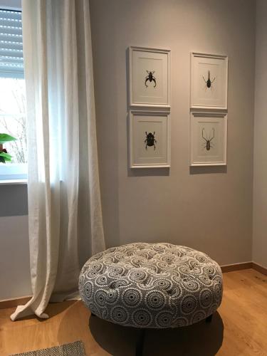 a room with a ottoman in front of a window at Alwine - Landhaus an den Spreewiesen in Rietz Neuendorf