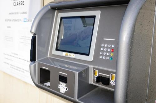 a nintendo wii game console sitting next to a machine at Première Classe Annemasse Ville La Grand in Ville-la-Grand