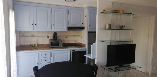 3-room apartment near old Antibes, sea view, 54m2, 3 pieces photo 4