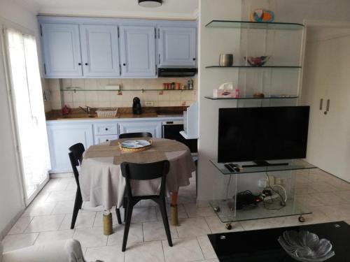 3-room apartment near old Antibes, sea view, 54m2, 3 pieces photo 8