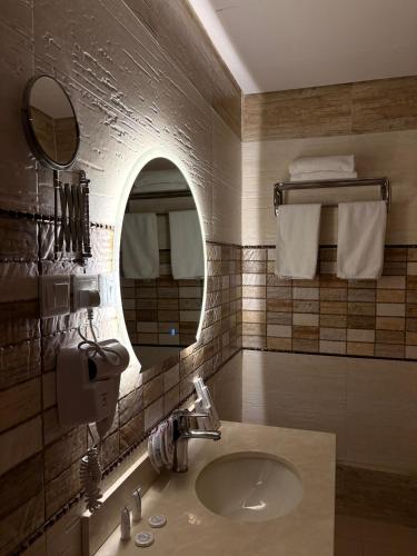 a bathroom with a sink and a mirror at بريفير للشقق المخدومة - Privere Serviced Apartments in Riyadh