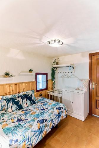 a bedroom with a bed and a window at Casa Rural Laila in Endrinal