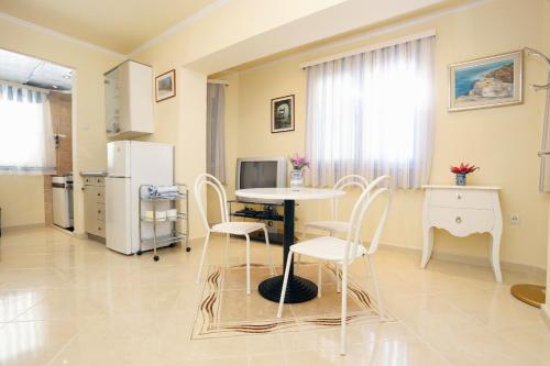 Apartments by the sea Podgora, Makarska - 4330