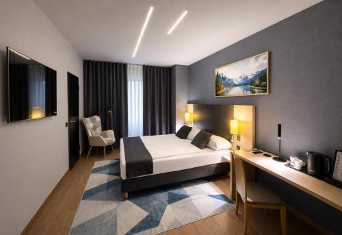 a hotel room with a bed and a desk at Hotel MIRAGE Düsseldorf-Neuss in Neuss