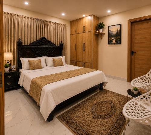 a bedroom with a large bed in a room at Sukoon Hideout Kaghan Valley in Lahar Bānda