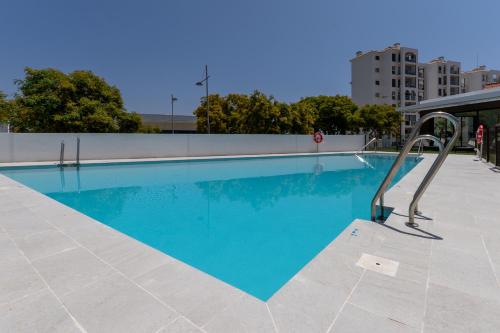 Modern 2BR Apt with Sea View