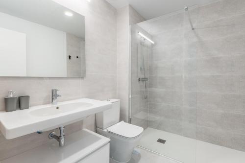 Modern 2BR Apt with Sea View