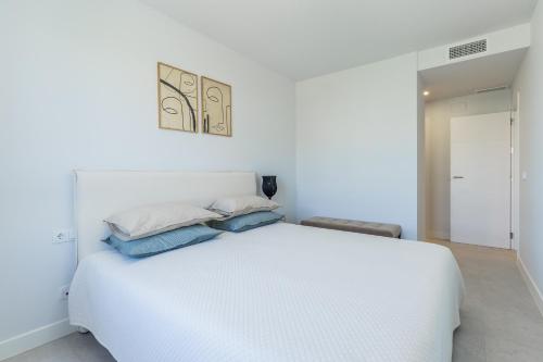 Modern 2BR Apt with Sea View