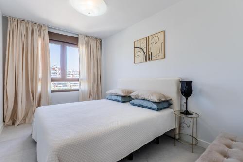 Modern 2BR Apt with Sea View