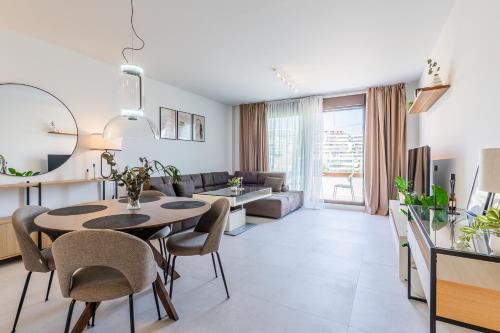 Modern 2BR Apt with Sea View