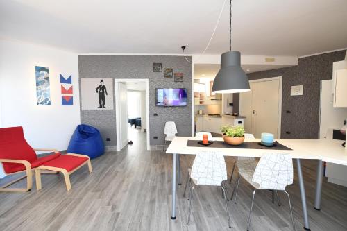 索倫托的住宿－Appartamento Corso Italia 250，厨房以及带桌椅的用餐室。