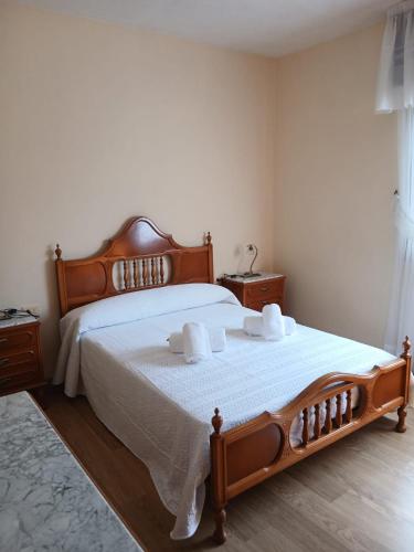 a bedroom with a bed with two towels on it at A Lucita-Ribeira Sacra in Rubiacós