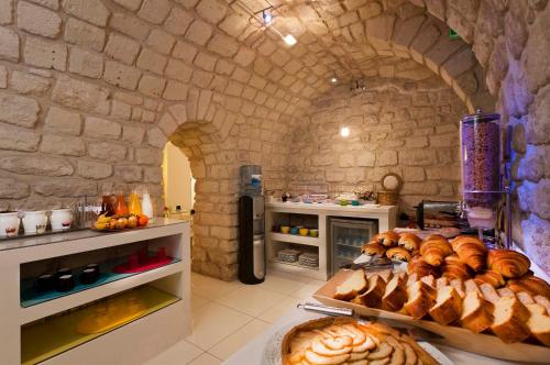 una cucina con un mucchio di diversi tipi di pane di Color Design Hotel a Parigi