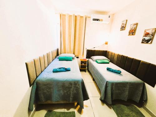a room with two beds in a room at Apto Térreo p/6 Pessoas Próx Aeroporto e Shopping in Várzea Grande