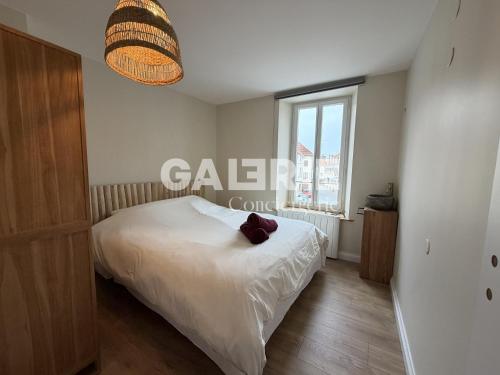 a bedroom with a white bed and a window at GC - Le Caps des Dunes - Centre in Wissant