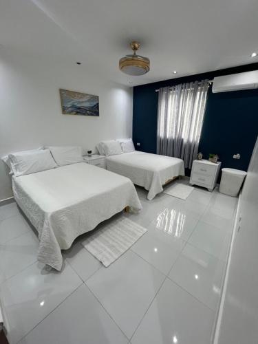 a bedroom with two beds and a couch at Las margaritas in La Pascuala