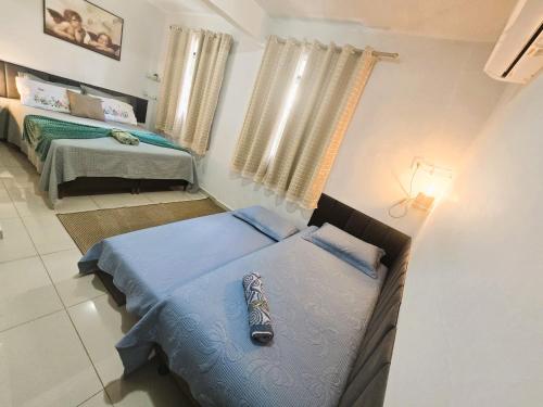 a bedroom with two beds in a room at Apto Térreo p/6 Pessoas Próx Aeroporto e Shopping in Várzea Grande