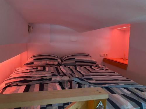 a bedroom with a bed in a room with pink walls at Old town Wall Radovljica - Appartment in Radovljica