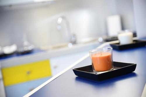 a small glass on a black plate on a kitchen counter at Appartamento Corso Italia 250 in Sorrento