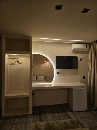 a room with a desk with a tv and a mirror at Casa Lu in Ulcinj