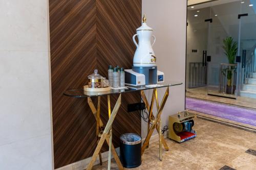 a table with a blender on it next to a wall at Akarem New - Al Safa - اكــارم - الصفا in Jeddah