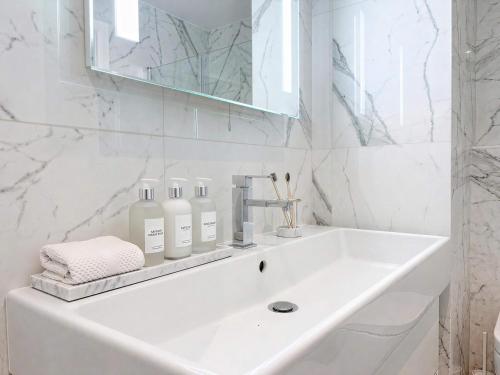 Heart Marais Studio by Melvane