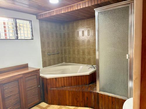 a bathroom with a bath tub and a shower at casa luca in San José