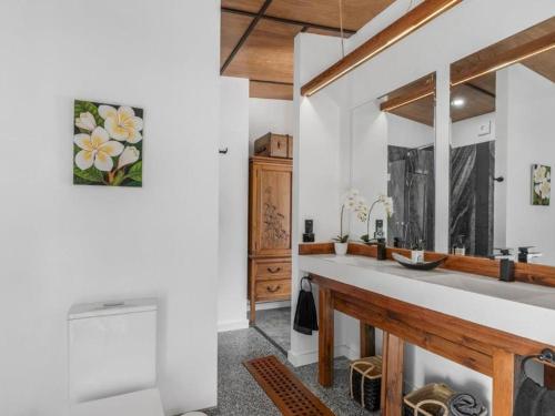 a bathroom with a sink and a large mirror at Lianna Bungalow in Auburn