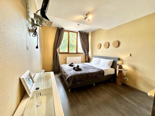 a bedroom with a bed with two teddy bears on it at Aux Berges du Lac in Jalhay