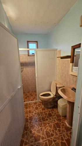 a bathroom with a toilet and a sink at Hotel Casa Huijazoo in Mazunte