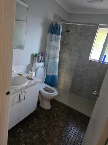 ein Badezimmer mit Dusche, Toilette und Waschbecken in der Unterkunft Wattle Close - Room in a Shared house in Kelmscott