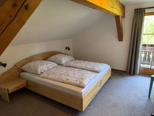 a bedroom with a bed in a room with a window at Ferienwohnung Hoisenlehen in Marktschellenberg