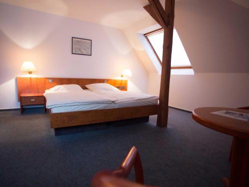een hotelkamer met een bed en een raam bij Hotel Zur Stemmer Post in Minden