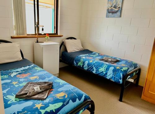 a room with two beds in a room at Sunsethome Wallaroo in Wallaroo