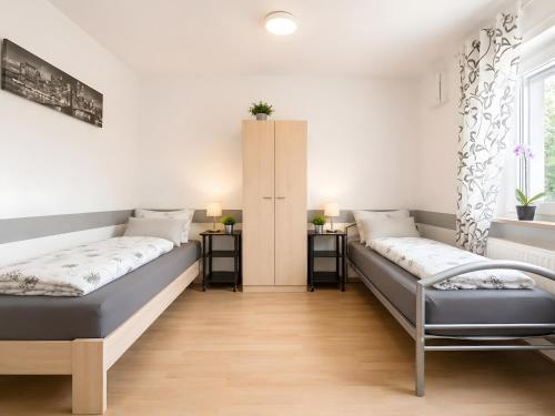 a room with two beds and a window at Ferienwohnung Bailey in Laupheim