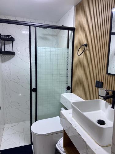 a bathroom with a sink and a toilet and a shower at Refugio Nordico de 3 habitaciones inc Cochera en 2do piso in Trujillo