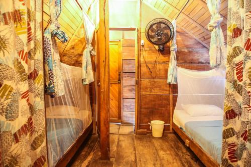a small room with a bed and a fan at El Bosque Minca in Minca