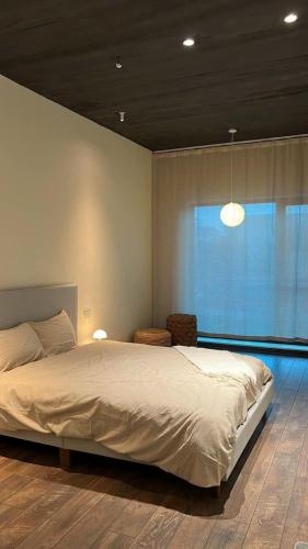 a bedroom with a large bed and a window at Casa de Holu Homestay in Ða Gia
