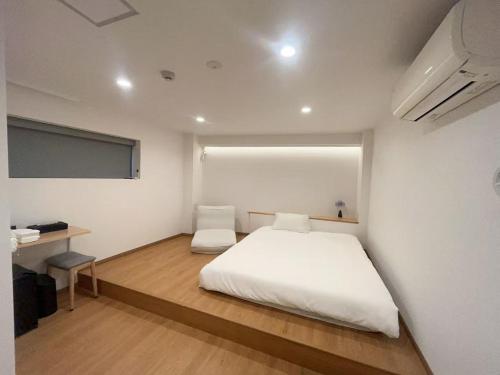 a bedroom with a white bed in a room at Leisure Hotel II 東中野 in Tokyo