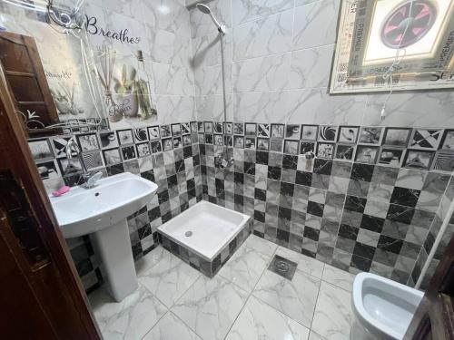a bathroom with a sink and a toilet at قرية بلوباى مرسي مطروح in Marsa Matruh