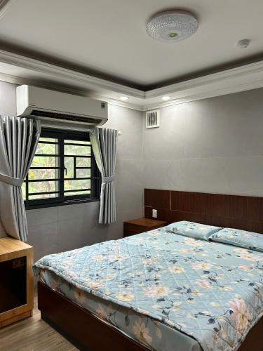 a bedroom with a bed and a window at Motel Mỹ Vân in Can Tho