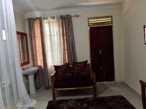 ein Badezimmer mit Stuhl, Waschbecken und Fenster in der Unterkunft Luanda Road View Hotel in Luanda
