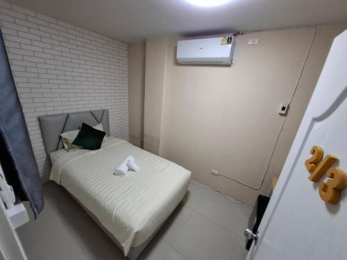 a small room with a bed in a room at แกร็บสลีปโฮสเทล แอร์พอร์ตดอนเมือง in Ban Ko