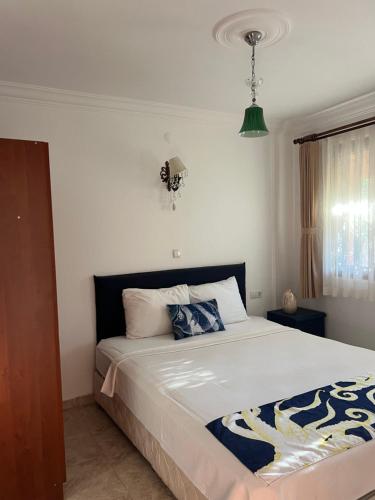 a bedroom with a large bed in a room at Belfin Pansiyon Ovabükü in Döşeme