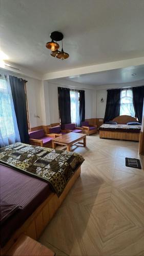 a bedroom with a bed and a table and chairs at Whitestone PULGA in Kalgha