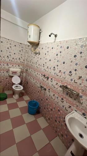 a bathroom with a toilet and a sink at Whitestone PULGA in Kalgha