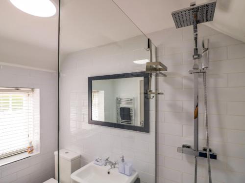 a bathroom with a sink and a mirror at The Cottage in Stratford-upon-Avon