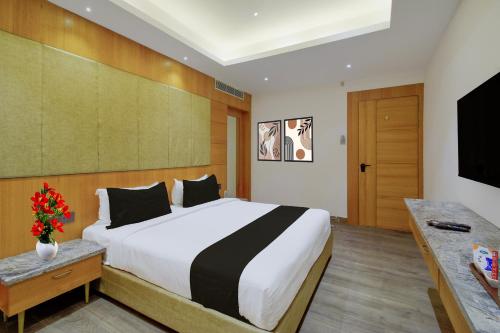 a bedroom with a large bed and a flat screen tv at Palette Mahbubabad Railway Station Formerly Hotel RC Platinum in Mahbūbābād